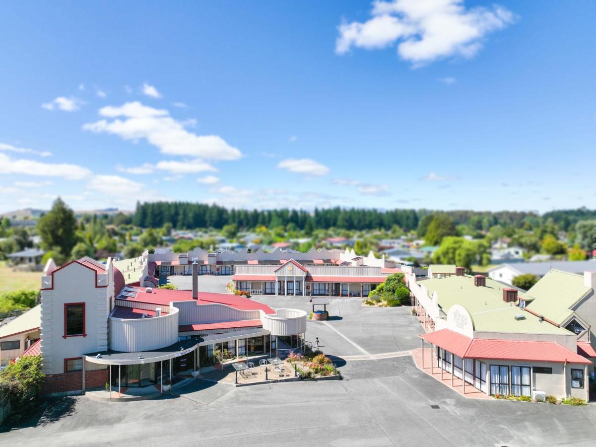 The Village Inn Hotel Te Anau Exterior photo