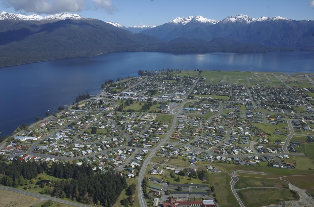 The Village Inn Hotel Te Anau Exterior photo