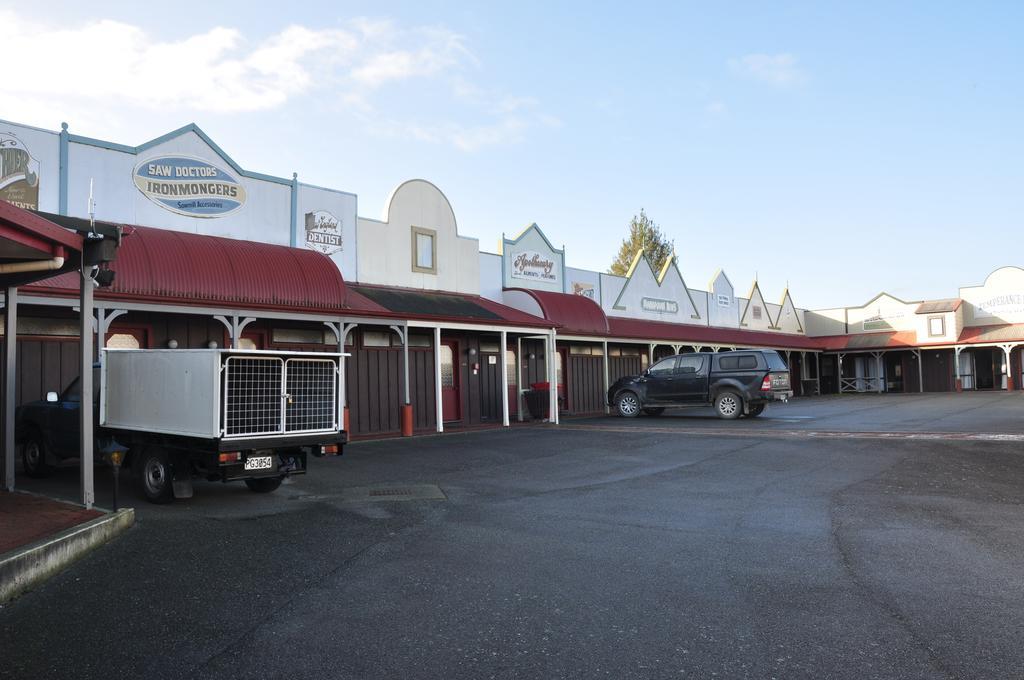 The Village Inn Hotel Te Anau Exterior photo