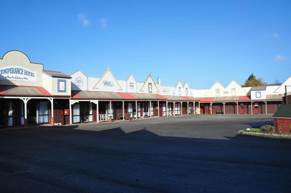 The Village Inn Hotel Te Anau Exterior photo