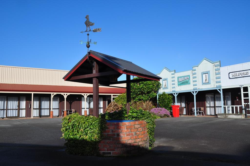 The Village Inn Hotel Te Anau Exterior photo