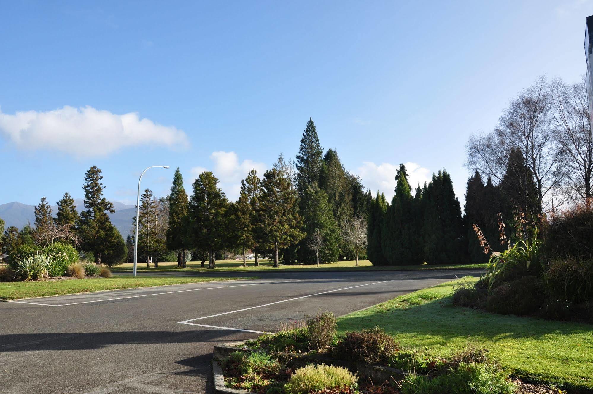 The Village Inn Hotel Te Anau Exterior photo